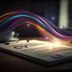 Un primo piano astratto di onde sonore colorate che emergono da un documento di candidatura (CV o lettera) posato su una scrivania elegante. Simboleggia come il linguaggio scritto riveli tratti psicologici nascosti come il Capitale Psicologico (PsyCap). Illuminazione drammatica, stile quasi surreale ma fotorealistico, obiettivo 50mm, profondità di campo.