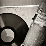 Immagine fotorealistica che fonde simboli americani come jeans strappati e un disco in vinile con elementi evocativi della Romania comunista anni '80, come un muro grigio o un manifesto sbiadito. Obiettivo 35mm, toni seppia e grigio duotone, profondità di campo accentuata, rappresentando l'influenza culturale USA sulla poesia rumena come forma di resistenza e creazione di 'cosmoscapes'.