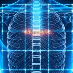 Immagine fotorealistica concettuale che mostra un fascio di luce digitale che scansiona una gabbia toracica umana stilizzata, estraendo punti luminosi unici (feature) dallo sterno e dalla colonna vertebrale, simboleggiando l'identificazione personale tramite computer vision su immagini TAC MIP. Sfondo tecnologico scuro, illuminazione drammatica, obiettivo prime 35mm, profondità di campo.