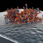 Visualizzazione 3D fotorealistica di un nucleo cristallino polimerico secondario su una superficie cristallina piana, con catene polimeriche che si aggiungono. L'ambiente circostante è una soluzione diluita. Lente macro 85mm, profondità di campo ridotta per focalizzare sul nucleo, illuminazione drammatica.