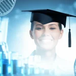 Immagine concettuale che illustra il legame tra istruzione e salute orale: un cappello da laurea stilizzato sovrapposto a un sorriso sano e luminoso, sfondo sfocato con elementi scientifici come doppie eliche di DNA, obiettivo 50mm, luce morbida e positiva.