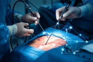Immagine fotorealistica che fonde le mani di un chirurgo che manipolano abilmente strumenti laparoscopici all'interno di un simulatore con una sovrapposizione di connessioni luminose di una rete neurale che analizzano i movimenti. Obiettivo prime, 50mm, profondità di campo, sottili duotoni blu e grigio.