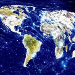 Una mappa del mondo astratta con confini luminosi e incerti che si espandono e contraggono attorno a diverse aree, simboleggiando l'incertezza su chi includere nel cerchio della giustizia, fotografia concettuale, vista dall'alto, illuminazione drammatica, high detail.