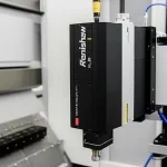 Immagine fotorealistica di un interferometro laser Renishaw XL-80 che misura la precisione di un asse di una macchina utensile high-tech in un ambiente di laboratorio pulito, obiettivo prime 35mm, profondità di campo, illuminazione controllata che evidenzia i riflessi sul metallo.