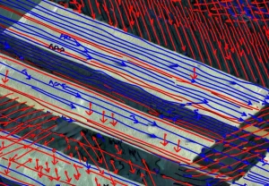 Primo piano fotorealistico della struttura cristallina stratificata di un superconduttore NCCO, con linee di campo magnetico stilizzate che interagiscono in modo diverso a seconda che siano parallele o perpendicolari ai piani cristallini, evidenziando l'anisotropia. Illuminazione da laboratorio controllata, obiettivo macro 105mm, alta definizione, messa a fuoco selettiva sui piani.