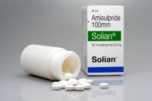 Immagine fotorealistica, obiettivo macro 100mm, alto dettaglio, messa a fuoco precisa, che mostra pillole di amisulpride che fuoriescono da un flacone generico accanto a una scatola di marca Solian®, su uno sfondo neutro da laboratorio con illuminazione morbida e controllata.