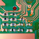 Immagine fotorealistica, lenti macro 100mm, che mostra il prototipo di antenna UWB MIMO con alimentazione a doppio porto. Dettagli elevati sulla struttura della scala di rame e sul substrato Green FR4. Focalizzazione precisa, profondità di campo superficiale.