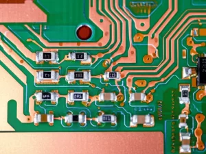 Immagine fotorealistica, lenti macro 100mm, che mostra il prototipo di antenna UWB MIMO con alimentazione a doppio porto. Dettagli elevati sulla struttura della scala di rame e sul substrato Green FR4. Focalizzazione precisa, profondità di campo superficiale.