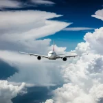 Immagine fotorealistica, lente grandangolare (20 mm), vista drammatica da leggermente al di sopra di un aereo commerciale che vola vicino a torreggianti, turbolenti nuvole di cumulonimbus sul Mar Cinese Meridionale, forte attenzione alle nuvole e al piano, catturando l'immensa scala e il potenziale pericolo di turbolenza indotta da convettive.
