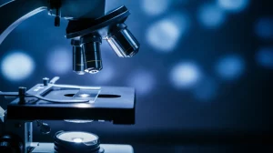 Immagine concettuale dello screening cervicale: una luce tecnologica bluastra (simbolo di TruScreen) illumina delicatamente un vetrino da microscopio stilizzato (simbolo del Pap Test) su uno sfondo scuro, obiettivo macro 85mm, illuminazione drammatica controllata, alta definizione, bokeh sullo sfondo.