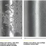 Immagine comparativa di un pezzo in acciaio maraging M300 stampato in 3D: a sinistra grezzo con superficie ruvida, a destra dopo burattatura con superficie liscia e lucida. Obiettivo macro 90mm, alta definizione, illuminazione laterale controllata per evidenziare la texture. Macro lens, 90mm, High detail, controlled lighting.