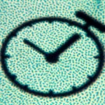 Immagine concettuale fotorealistica: una colonia del batterio Enterococcus faecalis SI-FC-01 vista al microscopio, obiettivo macro 105mm, alta definizione, illuminazione da laboratorio, che proietta un'ombra a forma di orologio stilizzato simboleggiante il rallentamento dell'invecchiamento e l'aumento della longevità.
