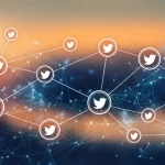 Immagine concettuale che mostra una rete digitale luminosa collegare icone di social media (uccellino stilizzato) a un chip AI o cervello stilizzato, sovrapposta a uno sfondo sfocato che evoca il cambiamento climatico con toni caldi e freddi. Obiettivo prime 35mm, profondità di campo, tonalità duotone blu e arancione per contrasto tech/warning.