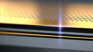 Fotografia macro close-up, obiettivo 85mm, della superficie di un chip biosensore futuristico che integra strati di oro, grafene e MXene. Una sottile luce brillante indica l'effetto della risonanza plasmonica di superficie. Dettaglio elevato, messa a fuoco precisa, illuminazione controllata da laboratorio.