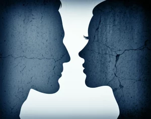 Immagine simbolica che rappresenta le esperienze infantili avverse e le differenze di genere; due profili stilizzati, uno maschile e uno femminile, sovrapposti a uno sfondo che evoca un passato complesso e un futuro da costruire. Stile fotorealistico, obiettivo 35mm, profondità di campo, colori duotone blu e grigio per un'atmosfera riflessiva.