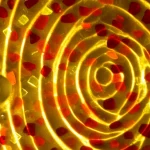 Primo piano di cristalli colorati (gialli, arancioni, rossi) di ROY che si formano e si trasformano in una soluzione liquida all'interno di un cristallizzatore in vetro, sotto l'influenza di onde ultrasoniche visualizzate come cerchi concentrici astratti, concetto di controllo del polimorfismo tramite cavitazione acustica, lente macro 105mm, alta definizione, illuminazione suggestiva e scientifica.