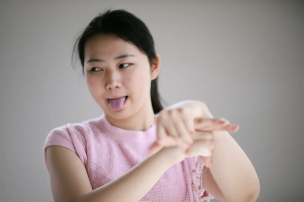 Immagine fotorealistica di due prospettive (frontale e laterale) di una persona che esegue un segno della lingua dei segni cinese, obiettivo prime 50mm, sfondo neutro leggermente sfocato, illuminazione morbida che evidenzia le mani e l'espressione facciale.