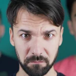 Diverse persone, rappresentative della popolazione italiana, esprimono emozioni contrastanti riguardo ai vaccini, simboleggiando i diversi profili psicologici. Fotografia ritratto, obiettivo 35mm, profondità di campo per mettere a fuoco le espressioni individuali ma mantenere un senso di collettività.