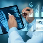 Un medico ortopedico in camice bianco esamina un'immagine digitale di un piede su un tablet, con grafici astratti sovrapposti che simboleggiano l'analisi AI delle linee guida cliniche per la fascite plantare. Luce controllata, focus preciso, obiettivo 50mm, profondità di campo.