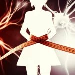 Fotografia simbolica: un metro da sarta avvolto morbidamente intorno a una silhouette femminile stilizzata all'altezza della vita, con uno sfondo sfocato che suggerisce attività cerebrale (come una rete neurale astratta). Obiettivo 50mm, profondità di campo media, illuminazione evocativa che mette in risalto il metro e la vita, colori neutri con un accento di colore caldo sul metro.