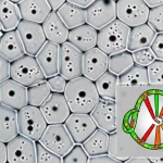Primo piano estremo dell'endotelio corneale visto al microscopio, mostrando cellule esagonali. Alcune cellule presentano piccole inclusioni scure (guttae stilizzate), segno distintivo della distrofia di Fuchs. Sovrapposta all'immagine, una rappresentazione astratta di un filamento di RNA con segmenti evidenziati che indicano alterazioni di splicing. Obiettivo macro 100mm, profondità di campo ridotta, illuminazione da laboratorio chiara e dettagliata.