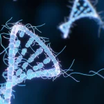Fotografia macro estremamente dettagliata (obiettivo macro 100mm) che mostra filamenti stilizzati di DNA che emergono luminosi da una goccia di plasma sanguigno su uno sfondo scuro. Messa a fuoco precisa sui filamenti, illuminazione drammatica e controllata per evidenziare il concetto di rilevamento del ctDNA.