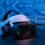 Primo piano di un visore VR appoggiato accanto a un controller a forma di fucile stilizzato su uno sfondo tecnologico bluastro e sfocato, obiettivo macro 100mm, alta definizione, illuminazione controllata e riflessi sulla lente del visore.