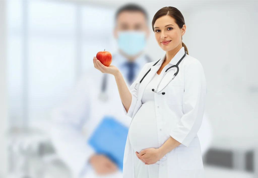 Donna incinta sorridente che tiene in mano una mela rossa, simbolo di salute, con alle spalle uno sfondo medico astratto e leggermente sfocato sui toni del blu e del bianco, obiettivo 50mm, luce naturale morbida laterale, colori caldi e accoglienti, profondità di campo media.