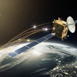 Immagine fotorealistica di un satellite LEO che trasmette dati verso una stazione di terra stilizzata, con scie luminose che rappresentano il flusso sicuro di informazioni. La Terra è visibile sullo sfondo. Obiettivo zoom 35mm, profondità di campo per mettere a fuoco il satellite, toni blu e oro duotone per un look tecnologico e affidabile.