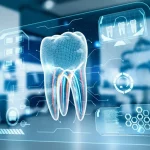 Primo piano fotorealistico di un modello dentale 3D digitale visualizzato su uno schermo olografico trasparente, con linee di dati neurali luminose che ne analizzano la struttura, sfondo di un laboratorio forense moderno e leggermente sfocato, illuminazione high-tech bluastra e bianca, obiettivo macro 100mm, dettagli nitidi della superficie e della radice del dente virtuale.