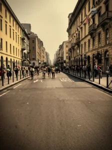 Onda di calore in una città, asfalto che luccica per il caldo intenso, persone che cercano riparo all'ombra degli edifici, lente grandangolare 24mm per catturare l'ampiezza della scena, effetto foschia da calore visibile in lontananza, colori vividi e saturi.