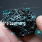 Primo piano fotorealistico di una mano che tiene un campione di biochar poroso scuro, con sovrapposizioni grafiche digitali luminose e astratte (linee, nodi) che simboleggiano l'analisi dei dati tramite machine learning, obiettivo 50mm, profondità di campo ridotta per focalizzare sul campione e sui dati digitali.