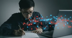 Studente universitario concentrato che usa una scheda di riflessione per studiare statistica, con sovrapposizione grafica di connessioni neurali corrette (blu) e scorrette (rosse) a simboleggiare la correzione delle misconcezioni. Obiettivo 35mm, luce soffusa laterale, profondità di campo media, duotone blu e grigio per un look moderno e focalizzato sull'apprendimento cognitivo.