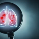Concetto medico che illustra la connessione tra infezioni polmonari (simboleggiate da polmoni stilizzati con segni di infezione) e salute del cuore (un cuore stilizzato), illuminazione drammatica, lente prime 50mm, sfondo sfocato per enfasi