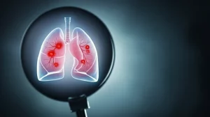 Concetto medico che illustra la connessione tra infezioni polmonari (simboleggiate da polmoni stilizzati con segni di infezione) e salute del cuore (un cuore stilizzato), illuminazione drammatica, lente prime 50mm, sfondo sfocato per enfasi