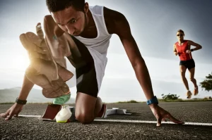 Fotografia sportiva di un velocista sulla linea di partenza accanto a un maratoneta in corsa su una strada panoramica, immagine divisa o composita, luce naturale drammatica, teleobiettivo zoom 150mm, fast shutter speed per catturare il movimento del maratoneta e la tensione del velocista.