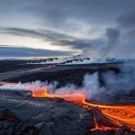 Panoramica del paesaggio vulcanico islandese di Holuhraun durante l'eruzione effusiva del 2014-15, con fiumi di lava incandescente e pennacchi di gas bassi che si dirigono verso l'oceano Artico sotto un cielo nuvoloso al tramonto. Wide-angle lens, 12mm, long exposure, sharp focus sulla lava e le nuvole.