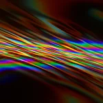 Visualizzazione artistica di un flusso complesso di energia astratta che si semplifica e si regolarizza passando attraverso un filtro concettuale, rappresentando l'ottimizzazione con regolarizzazione TV in fluidodinamica e altri sistemi fisici. Obiettivo grandangolare, 20mm, messa a fuoco nitida, colori vibranti che sfumano verso tonalità più uniformi.