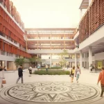 Rendering fotorealistico di un moderno campus universitario di architettura con elementi Vastu Shastra integrati armoniosamente, come un mandala planimetrico visibile dall'alto e un corretto orientamento cardinale. Studenti camminano nei cortili illuminati dalla luce dorata del tardo pomeriggio. Obiettivo grandangolare 24mm, messa a fuoco nitida, alta definizione.