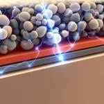 Scatto macro fotorealistico, obiettivo 100mm, focalizzato sull'interfaccia all'interno di una batteria allo stato solido. Strati chiaramente visibili: un anodo metallico (come Litio o Sodio), l'elettrolita solido boroidruro complesso che mostra la sua struttura cristallina, e un materiale catodico. Sottili percorsi luminosi indicano il movimento degli ioni attraverso l'elettrolita. Alta definizione, illuminazione controllata per un look tecnologico pulito e futuristico.
