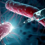 Immagine concettuale fotorealistica: una siringa contenente un vaccino liquido luminoso punta verso una rappresentazione digitale stilizzata e minacciosa del batterio Pseudomonas aeruginosa su uno sfondo high-tech blu scuro, simboleggiando la lotta avanzata contro le infezioni batteriche resistenti. Prime lens, 50mm, depth of field, illuminazione drammatica con riflessi luminosi sul metallo della siringa e sul liquido.