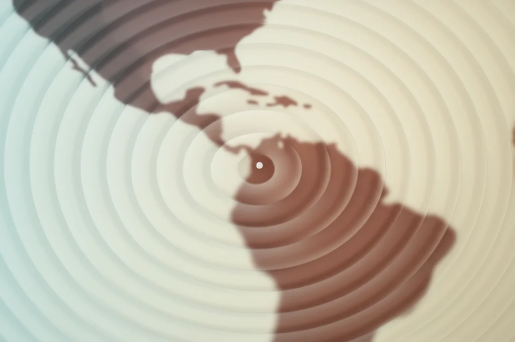 Immagine grandangolare, obiettivo 20mm, che mostra una mappa stilizzata dell'America Latina con onde concentriche che si espandono da un punto in Europa (simboleggiando l'impatto del conflitto), colori tenui, focus nitido sulla mappa, evocando la diffusione globale della preoccupazione.