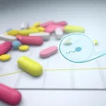 Primo piano di pillole antidiabetiche colorate sparse su una superficie bianca accanto a una rappresentazione grafica stilizzata di uno spermatozoo sano, illuminazione da studio pulita e definita, messa a fuoco selettiva sulle pillole, lente macro 90mm, alta definizione.