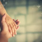 Immagine concettuale fotorealistica, obiettivo 50mm, una mano tesa che ne afferra un'altra in segno di aiuto e supporto, su uno sfondo leggermente sfocato che suggerisce complessità mentale (magari con pattern geometrici astratti o colori tenui), luce morbida e calda, simbolizza la motivazione a cercare aiuto nella schizofrenia e il superamento delle barriere.