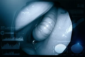 Immagine concettuale high-tech che mostra un'interfaccia AI sovrapposta a una visualizzazione laparoscopica del cancro ovarico, obiettivo prime 35mm, profondità di campo ridotta, toni blu e argento duotone, simboleggia la predizione medica avanzata.