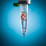 Immagine fotorealistica di una sacca per flebo (IVF) che gocciola lentamente, con un rene umano sano visibile in trasparenza all'interno della sacca. Lente macro 105mm, illuminazione drammatica e controllata, alta definizione, gocce liquide cristalline.