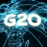 Immagine fotorealistica di un mappamondo stilizzato focalizzato sui paesi del G20, con linee luminose che collegano le nazioni simboleggiando collaborazione e dati sulla salute infantile (difetti congeniti), obiettivo 50mm, illuminazione drammatica ma speranzosa, alta definizione, sfondo scuro.