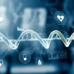 Immagine fotorealistica astratta che rappresenta la connessione tra sequenze proteiche (simboleggiate da eliche digitali luminose e colorate) e fenotipi umani (rappresentati da icone mediche stilizzate e dati grafici), con un effetto di profondità di campo che sfoca lo sfondo. Utilizzo di un obiettivo 35mm prime, con toni dominanti blu e argento duotone per un look scientifico e moderno.