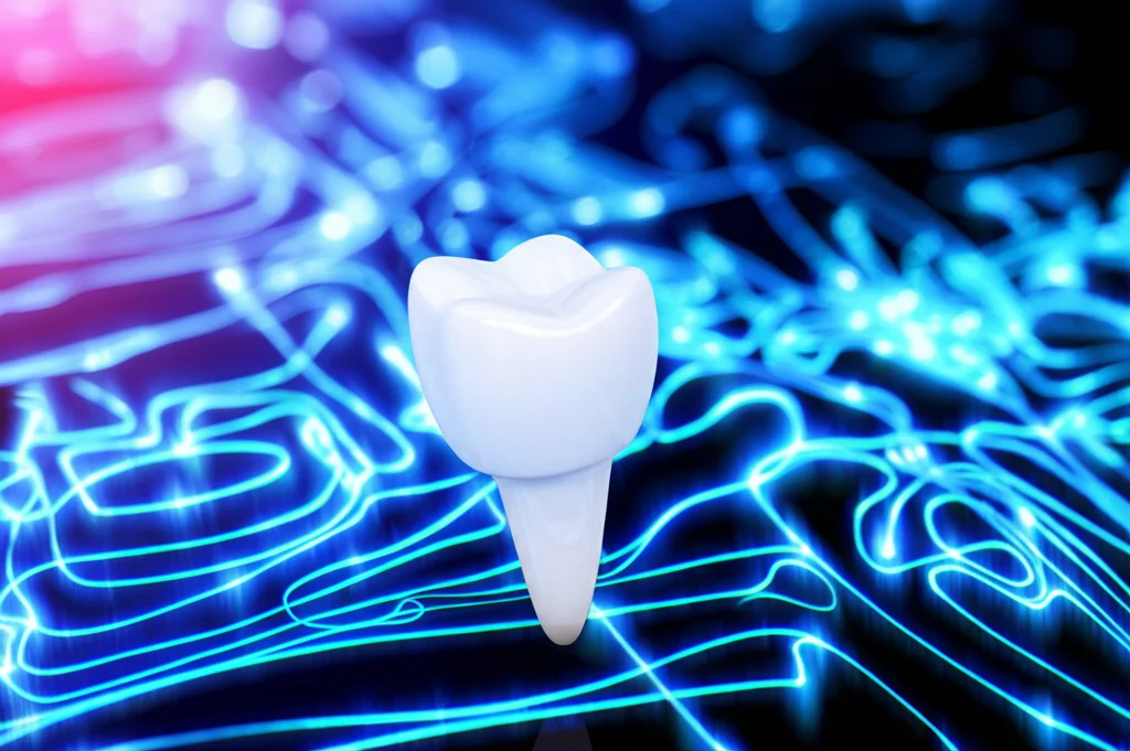 Immagine fotorealistica concettuale che mostra un impianto dentale in zirconio bianco perfettamente rivestito in primo piano, sovrapposto a una visualizzazione grafica astratta di linee di campo elettrico blu brillanti e una mappa di superficie colorata (verde, giallo, rosso) che ne rappresenta l'uniformità, simboleggiando il nuovo metodo di valutazione elettrica. Obiettivo prime 35mm, profondità di campo che sfoca lo sfondo high-tech, illuminazione drammatica che enfatizza l'impianto.