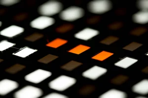 Concetto astratto di dati mancanti rappresentato da una matrice di dati digitale con alcune celle vuote illuminate o evidenziate, stile high detail, macro lens 85mm, illuminazione drammatica focalizzata sui 'buchi' nei dati.